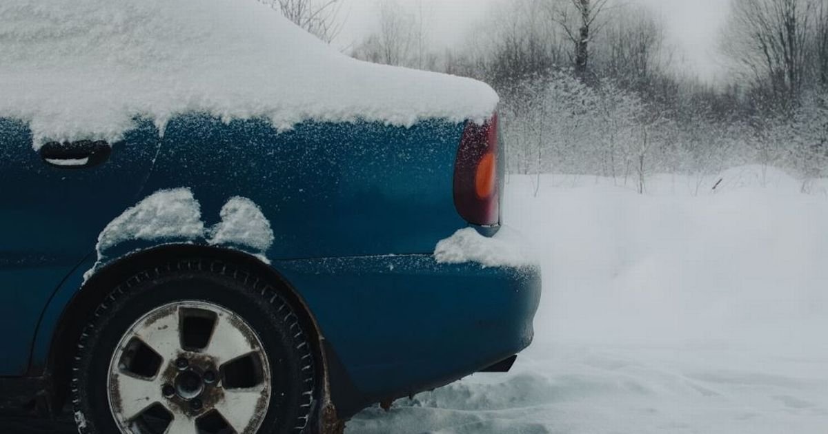 UK Motorists Warned by Firefighters to Clear Snow Before Driving